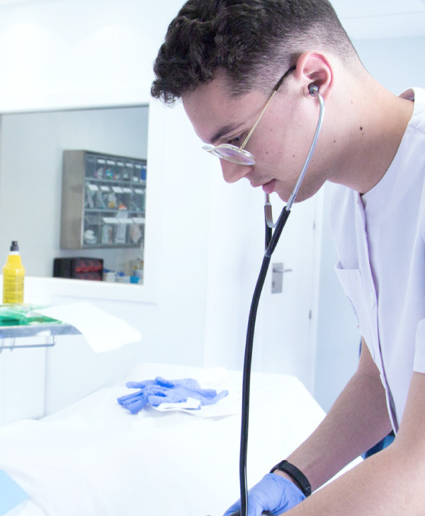 Un enfermero atendiendo a un paciente.