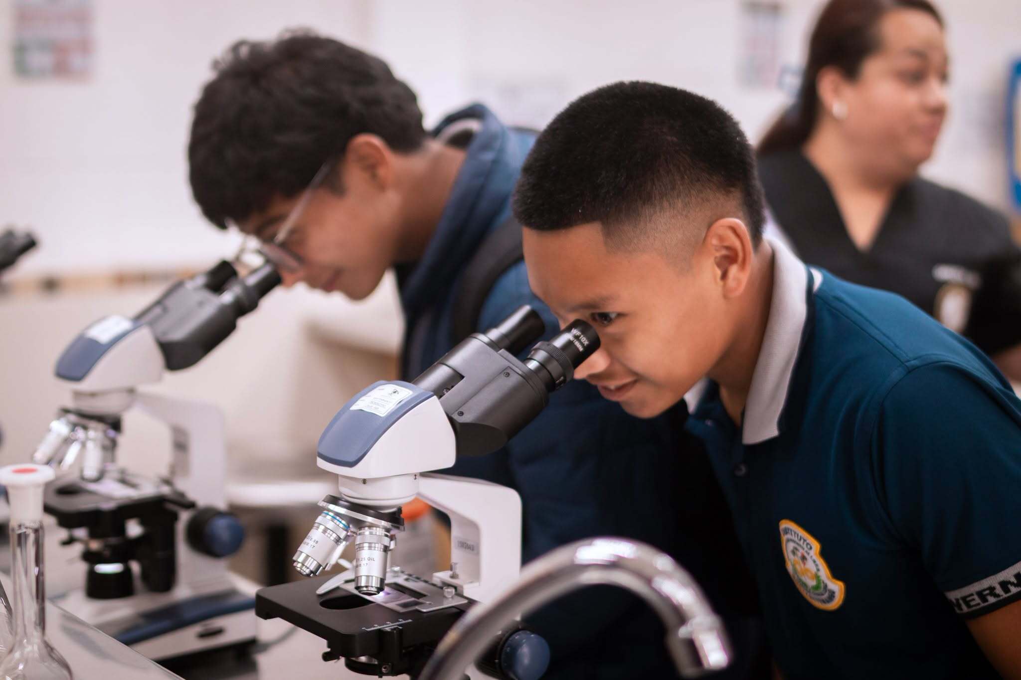 Participante observando a través de un microscopio